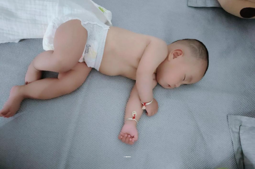 东海几个月宝宝会抬头